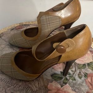 Cute interviewer shoes darling Mary jane accents 😍